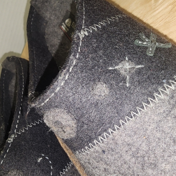 Haflinger Gray and Black Felt Mules with Color-Blocked Design - Picture 4 of 8